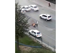 Yanan Motosikletiyle Uzaklaştı