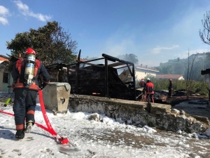 Sakarya’da Çıkan Yangında Bir Ev Ve İki Baraka Kullanılamaz Hale Geldi