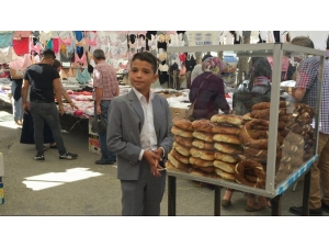 Takım Elbisesiyle Tezgah Başına Geçip, Okul Harçlığı İçin Simit Satıyor