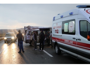 Sivas’ta Öğrencilerin Bulunduğu Minibüs Kaza Yaptı: 8 Yaralı