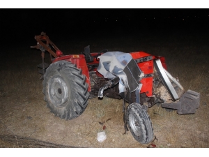 Traktör İle Pikap Kafa Kafaya Çarpıştı: 3 Yaralı