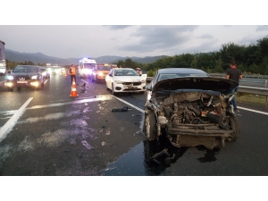 Otoyolda 4 Aracın Karıştığı Trafik Kazasında 2 Kişi Yaralandı