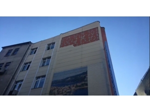 Anne Ve Kızın Üstüne Dış Cephe Kaplaması Düştü