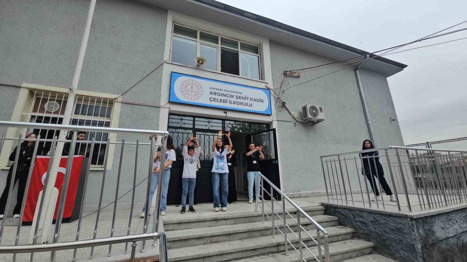 okul-okul-gezip-minik-ogrenciler-hem-egitiyorlar-hem-de-yuzlerini-gulduruyorlar