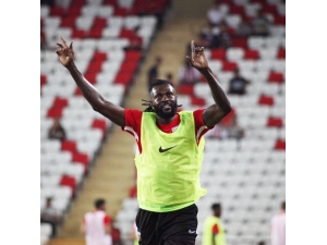 Adebayor İlk Golünü Attı