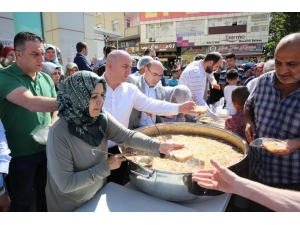 Başkan Bıyık, Vatandaşlara Aşure Dağıttı