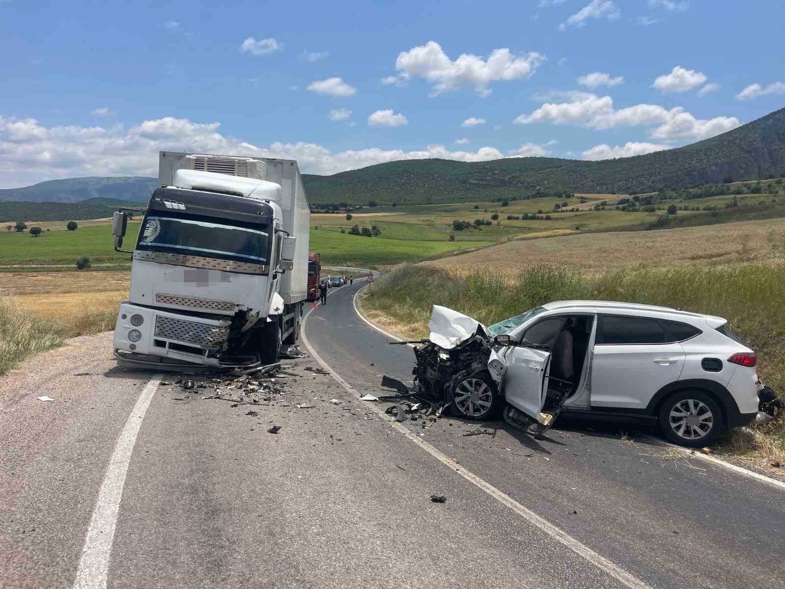 tokat-ta-otomobil-ile-kamyon-carpisti-4-yarali