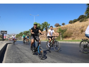 Bodrum Belediye Başkanı Bisiklete Binerek Tarihi Yerlerde Çöp Topladı