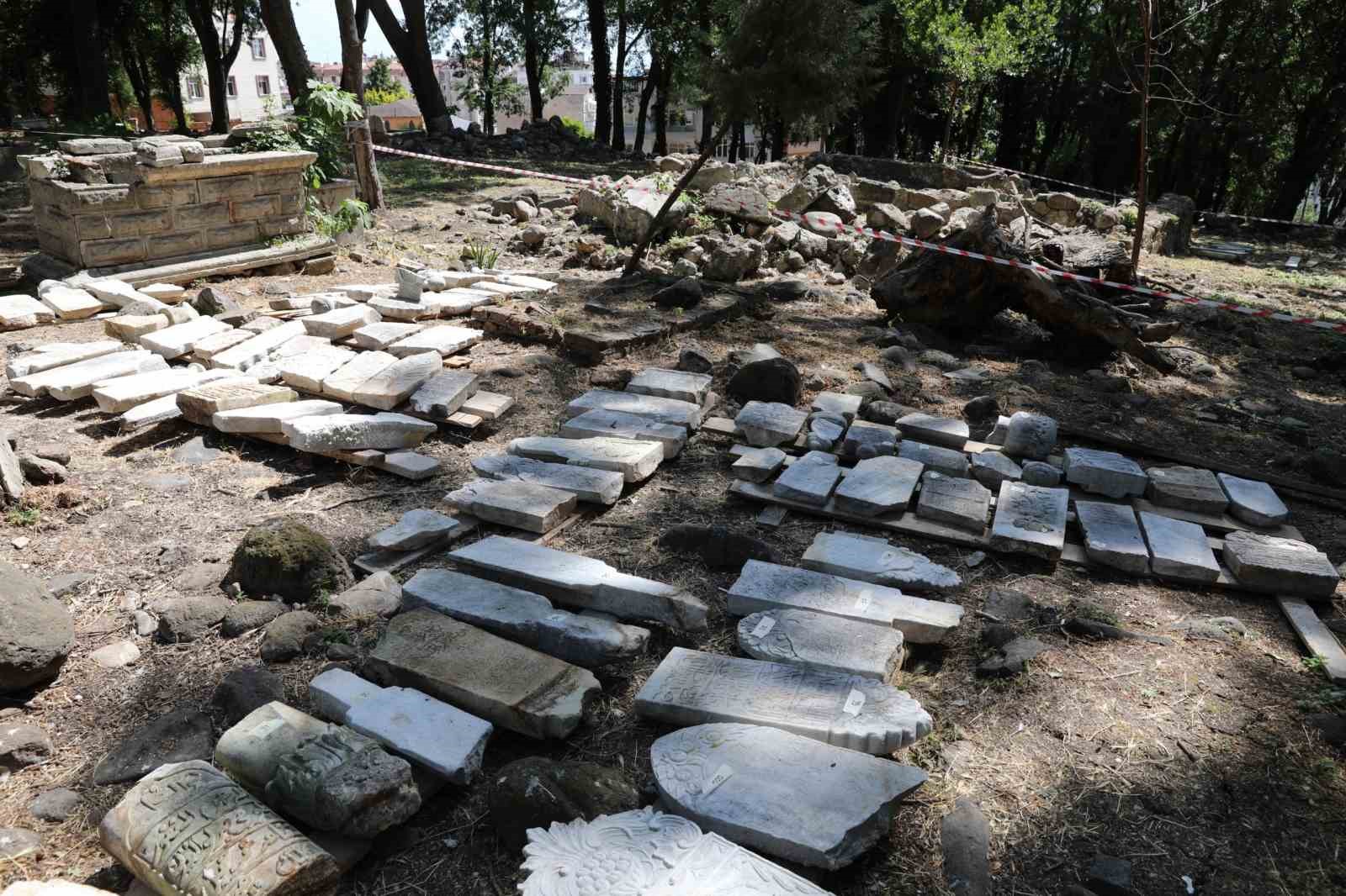 seyyid-kutbiddin-mezarligi-restore-ediliyor