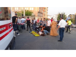 Kırmızı Işık İhlali Yapan Otomobil, Motosikletlere Çarptı: 4 Yaralı