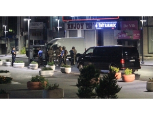 İstanbul’da Avm Ve Rezidansa Ateş Edip Lüks Otomobille Kaçtılar