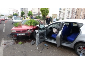 Direksiyon Hakimiyeti Kaybolan Otomobil Karşı Şeride Geçti