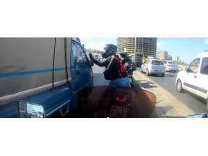 E-5 Karayolunda Motosikletli Magandanın Yaşattığı Dehşet Kamerada
