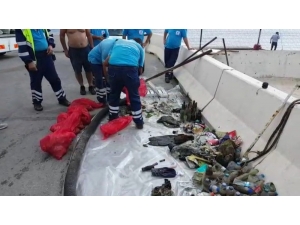 Balık Adamlar Denizden Yarım Saatte Kilolarca Çöp Çıkardı