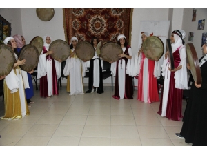 Erbane Grubu Kuran Kadınlar, Yöresel Kıyafetleriyle Sahneye Çıkmaya Başladı