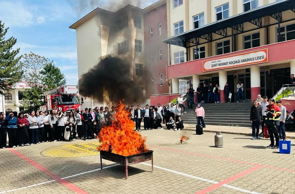 bingol-de-6-bin-100-kisiye-yangin-ve-tahliye-egitimi