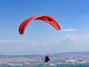 Gökyüzü Paraşütlerle Renklendi
