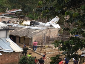 Kolombiya’da Evin Çatısına Küçük Uçak Düştü: 7 Ölü