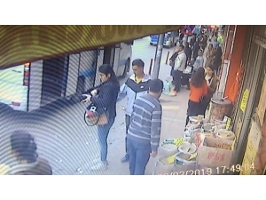 Herkesin Gözü Önünde Kadının Cebinden Telefonu Aldı