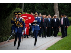 Cumhurbaşkanı Yardımcısı Oktay’dan Aliyev’in Kabrine Ziyaret