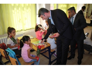 Kaymakam Şener, Öğrencileri Kırtasiye Dağıttı