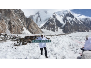 Gittiği Yere Takımının Rengini Götürüyor