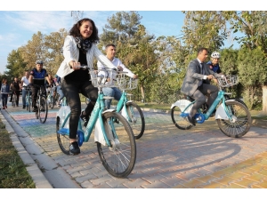 Belediye Personeli, Çevreci Ulaşıma Dikkat Çekmek İçin Pedal Çevirip Yürüdü