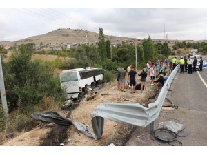 Tur Otobüsü Yoldan Çıktı: 3 Yaralı
