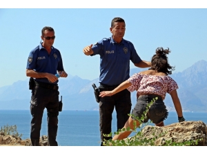 Polisin Falezlerde Alkollü Kadınla İmtihanı