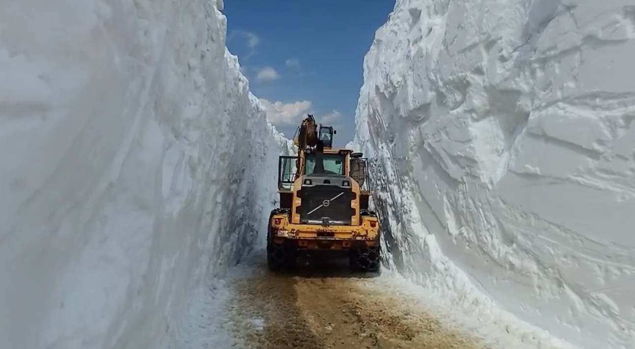 temmuza-sayili-gunler-kala-yuksekova-da-karla-mucadele-5-metrelik-kar-tunellerinde-zorlu-mesai