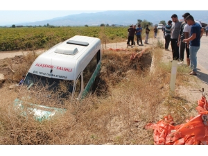 Otomobilin Çarptığı Yolcu Minibüsü Dereye Uçtu: 9 Yaralı
