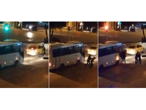 Bolu’da, Taksisinin Aynasını Kıran Kadını Tekme Tokat Dövdü