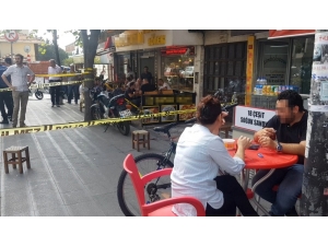 Sokakta İki Kişi Vuruldu, Onlar Börek Yemeye Devam Etti