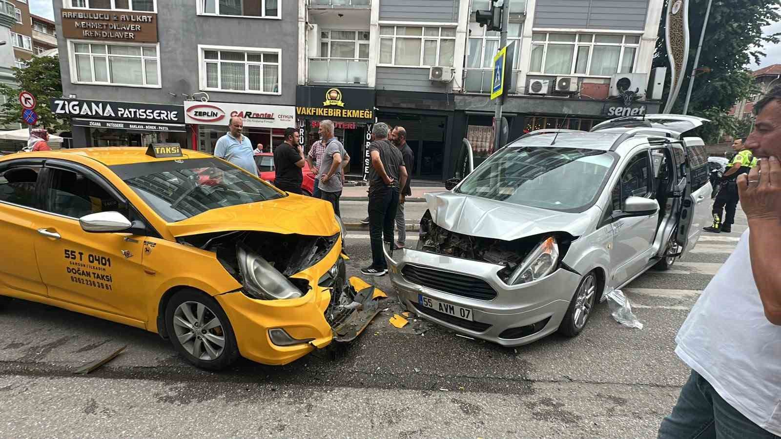 samsun-da-hafif-ticari-arac-ile-ticari-taksi-kafa-kafaya-carpisti-2-yarali