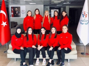 Kadın Güreşçiler Mindere Çıkıyor