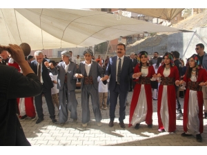 Hakkari’de İlköğretim Haftası Halaylarla Kutlandı