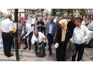 İnegöl Protokolü Sokaklardan Çöp Topladı