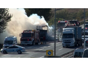 Büyükçekmece Tem Otoyolunun Hadımköy İstikametine Seyir Halinde Olan Bir Tırda Bilinmeyen Bir Nedenle Yangın Çıktı. Olay Yerine Çok Sayıda Polis Ve İtfaiye Ekibi Sevk Edilirken, Tem Otoyolunda Trafik Yoğunluğu Oluştu.