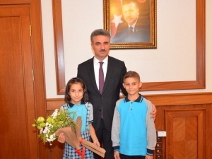 Vali Baruş, Öğrencileri Makamında Kabul Etti