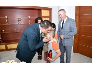 Başkan Gürkan, Ziyarete Gelen Öğrencileri Makamında Karşıladı