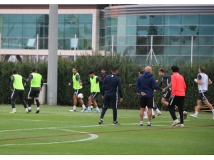 Hikmet Karaman: “Bir An Önce Ligin Alt Grubundan Yukarı Doğru Tutunmak İstiyoruz”