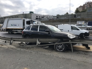 Tem Otoyolu’nda Lüks Cip Bariyerlere Ok Gibi Saplandı