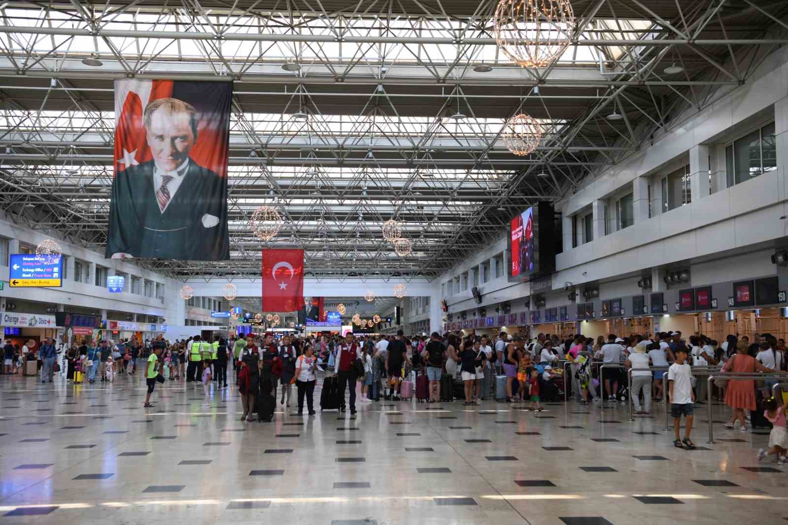 bakan-uraloglu-istanbul-daki-iki-havalimanimiz-yilin-ilk-yarisinda-78-ilin-nufusundan-fazla-yolcuyu-agirladi