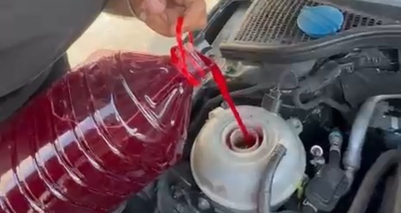 oto-tamircisi-otobanda-caresiz-kalinca-salgam-suyunu-motor-suyu-olarak-kullandi