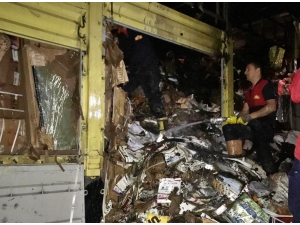 Kargo Kamyonu Yandı