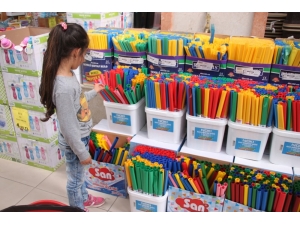 Bin 555 Öğrenciye 78 Bin Liralık Kırtasiye Yardımı