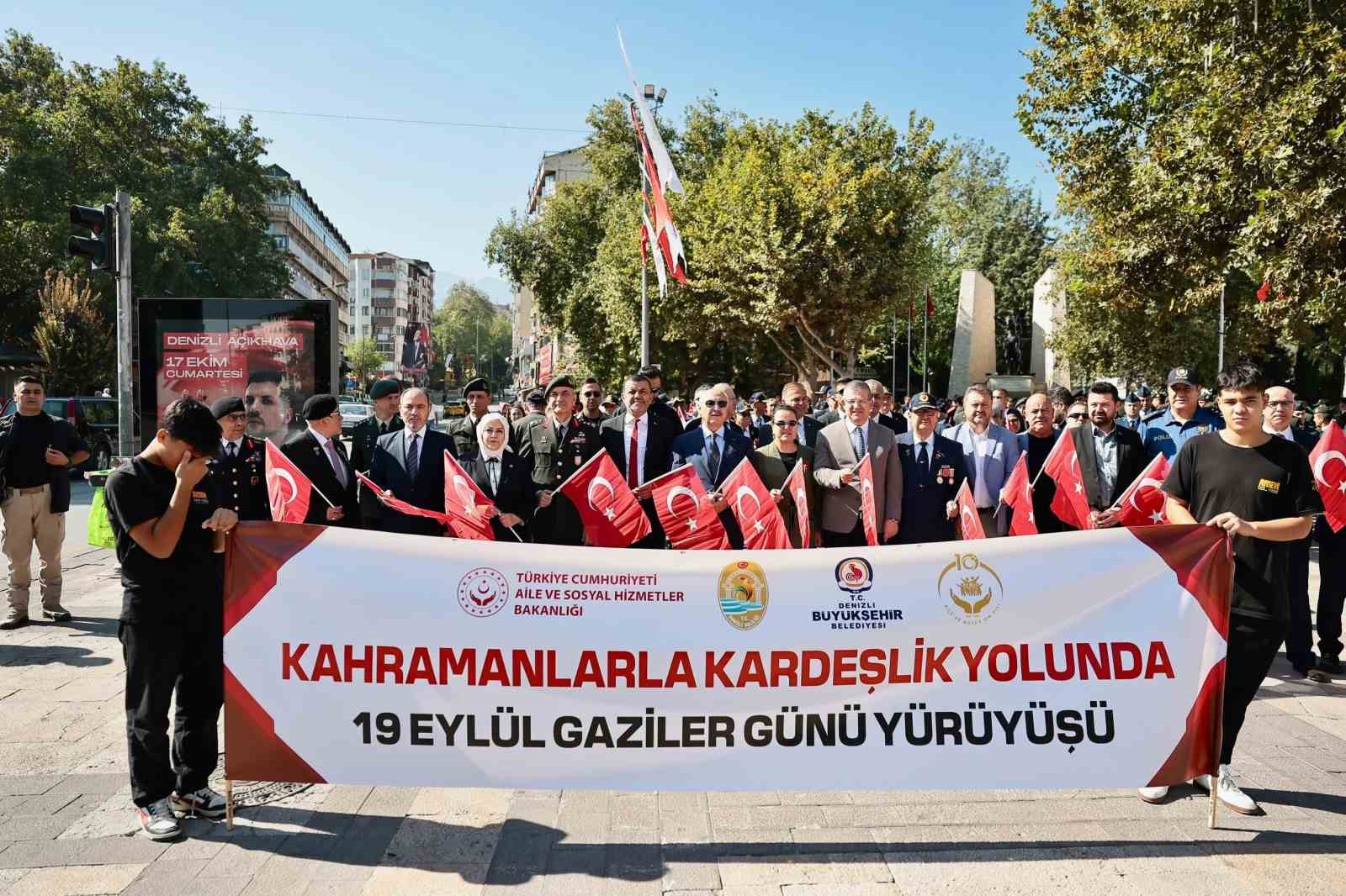 denizli-de-gaziler-kahramanlarla-kardeslik-yolunda-yuruyusu-gerceklestirdi