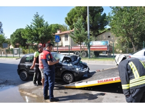 Direksiyonu Kilitlenen Otomobil Park Halindeki Araca Çarptı