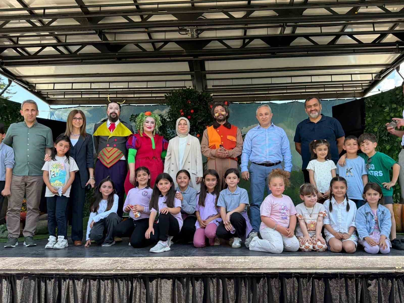 kamyon-tiyatrosu-gumusova-ve-golyaka-da-cocuklarla-bulustu