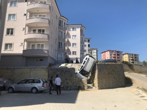 İstinat Duvarından Düşen Cip Duvarda Asılı Kaldı: 1 Yaralı